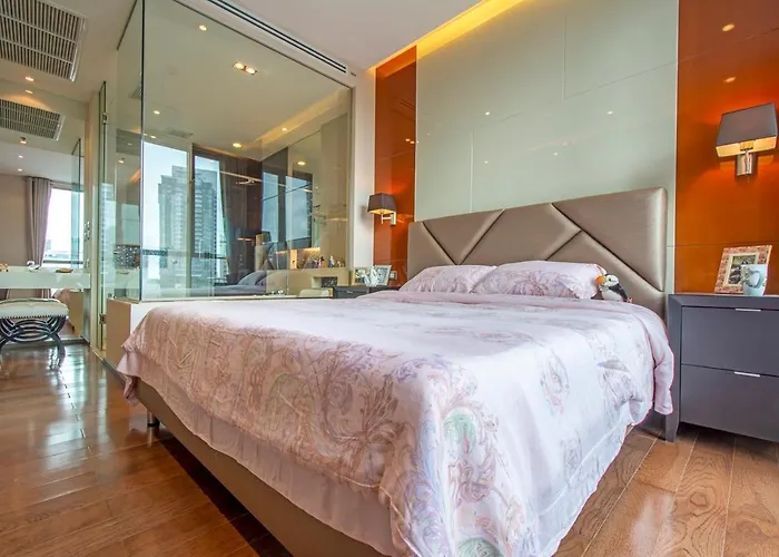 Luxury 1br 300m Bts Phromphong, Empo, Emq, Emsphere, Rooftop Pool, Gym, Fast 500mbps Wifi * Bangkok