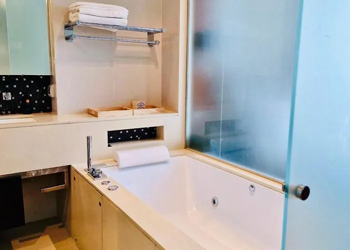 Luxury 1br 300m Bts Phromphong, Empo, Emq, Emsphere, Rooftop Pool, Gym, Fast 500mbps Wifi Apartment Bangkok